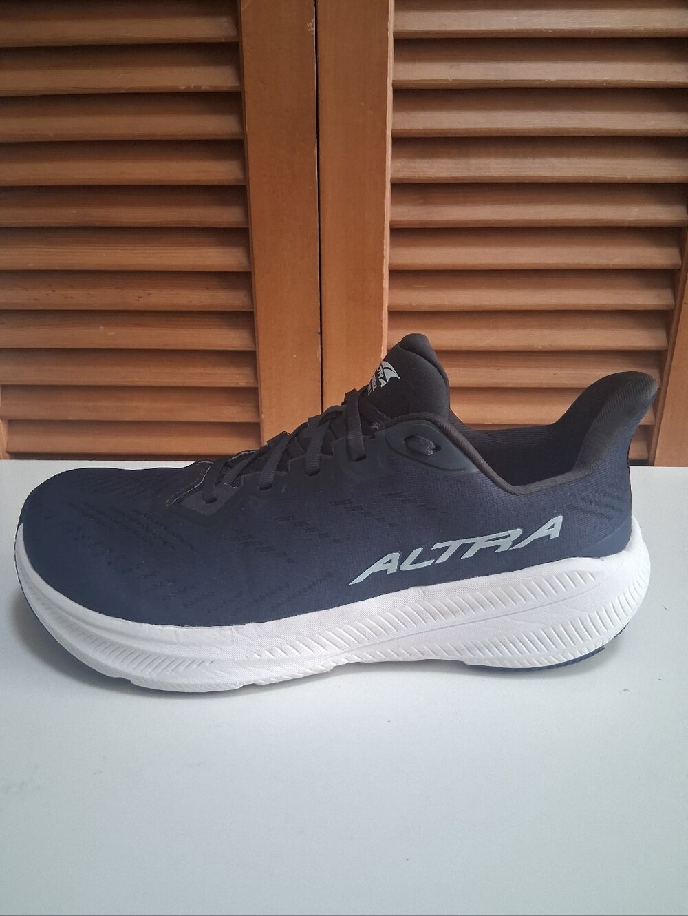 Altra Experience Flow 2 Men’s Running Shoes – Size 10.5, Navy/White